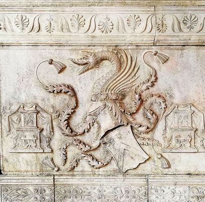 A legenda szerint, Dracula testt Romniban temettk el, fejt Konstantinpolyba vittk. Felttelezett lnya, az arisztokrata Maria Balsa Npolyban lt, lehetsges, hogy hamvait mrvny szarkofgjban magval hozta. A srhely a templom kolostornak kertjben van, feliratait, az alkmiai szimblumokat mg mindig fejtegetik. Forrs s kp: dlolaszdolcevita.wordpress.com