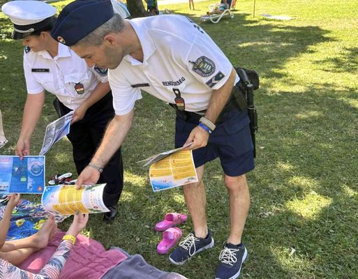 Gyulai rendrk a Gyulai Vrfrdben lttk el szerdn, tancsokkal a pihenket. Kp: Police.hu