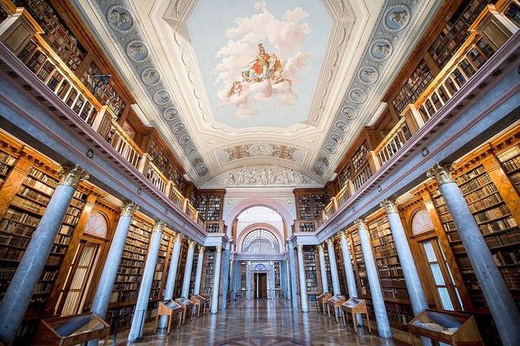 A Pannonhalmi Faptsg knyvtra. Kp forrsa: pannonhalmifoapatsag.hu