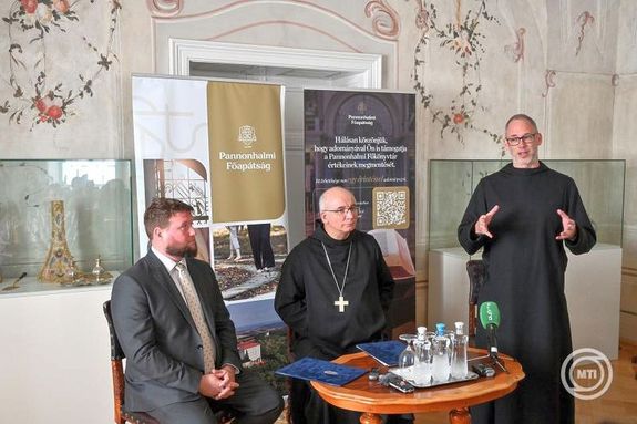 Cstrtki sajttjkoztat a Pannonhalmi Faptsg Knyvtrban. A kpen Vincze Mt, Hortobgyi T. Cirill s Dejcsics Konrd. Kp: MTI / Krizsn Csaba