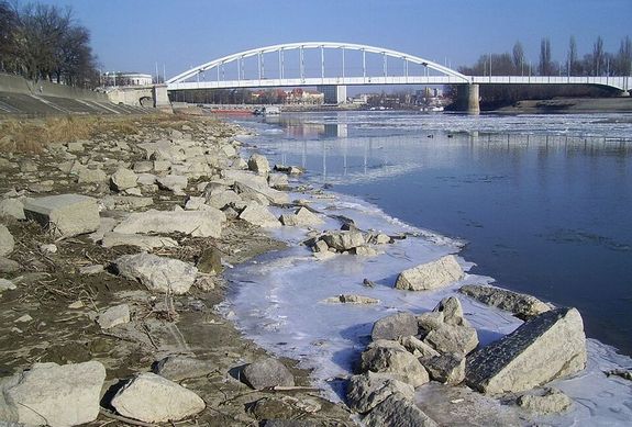 A szegedi Huszr Mtys rakpart, a Tisznl. Kp: Beroesz. Kp forrsa: Wikipdia