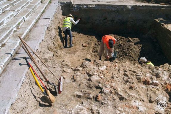 A szegedi rakparton, a rgszeti feltrst cstrtkn kezdtk el, s szinte azonnal megtalltk a szegedi vr szaki falnak maradvnyait. Keresik a dli fal maradvnyait is. Kp: MTI / Olh Tams   