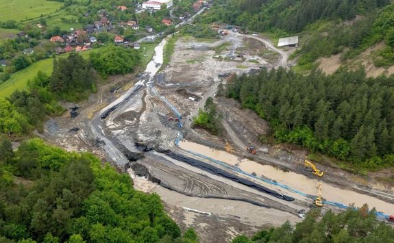 A normlisnak a szzszorosra ntt vzhozammal trt be a parajdi sbnyba a Korond-patak, ami a nagy eszsek kvetkeztben utat trt magnak a mlybe – rta Szkelyhon.ro mjus vgn. Kp: Haz Vince. Kp forrsa: Szkelyhon.ro
