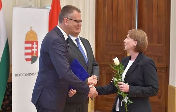 A kitntetst dr. Kovcs Andrea Budapesten vette t dr. Rtvri Bence miniszterhelyettestl, parlamenti llamtitkrtl s dr. Takcs Pter egszsggyi llamtitkrtl. Kp forrsa: Police.hu      