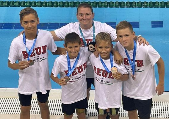 A bkscsabaiak bronzrmes 4x100 mteres fi vegyesvltja Gondi Nomi edzvel