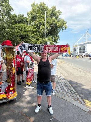 Mosur Jzsef az erre az alkalomra kszlt Preston–Liverpool sllal fesztett a mrkzs eltt a prestoni stadion eltt