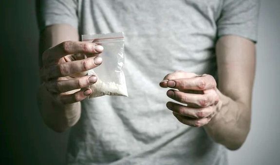 A 40 ves, gyulai frfi a kbtszer-kereskedtl a drogot rendszerint, Gyula egyik italmr helyn vette t. A kp illusztrci. Kp: Depositphotos