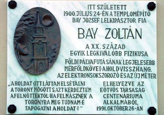Eml�kt�bla Bay Zolt�n sz�l�h�z�n, Gyulav�riban. Illy�s Gyula utca 7-es sz�m� h�zon. K�p forr�sa: Wikip�dia