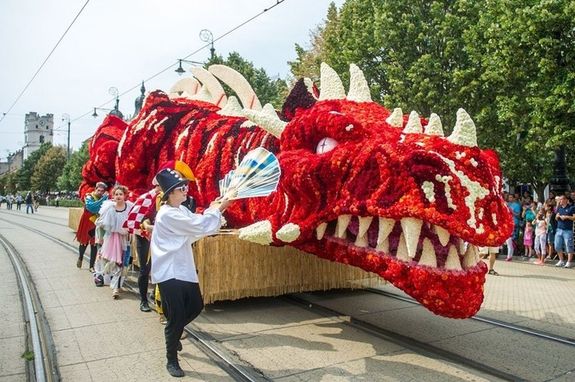  Kp a 2018-as Debreceni Virgkarnevlrl. Kp: debreceniviragkarneval.hu   