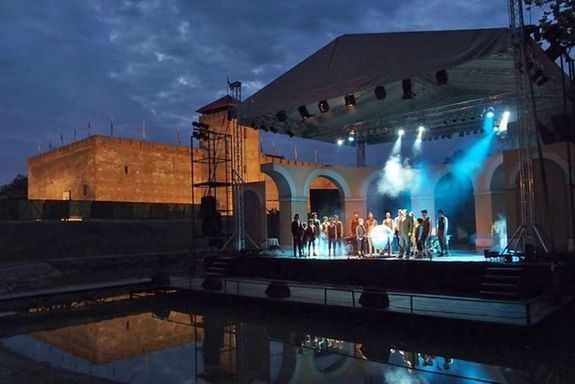 A Gyulai Vrsznhz tsznpadn, ma, este, a Hegeds a hztetn cm musicalt lthatjk a nzk. Kp: Gyulai Vrsznhz