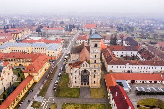 A kpen a Szent Mihly Szkesegyhz, jobbra a pspki, mgtte a fejedelmi palota. Forrs: MTVA / Molnr-Bernth Lszl. Kp forrsa: romkat.ro   