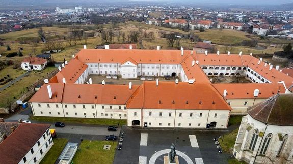 A fejedelmi palota feljtsa 2018-ban kezddtt unis tmogatssal. A feljtott palota drnfelvtelen. Kp: MTI / Kiss Gbor. Kp forrsa: kronikaonline.ro