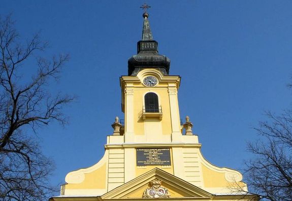 A gyulai N�di Boldogasszony Kegytemplom barokk f�homlokzat�nak r�szlete. K�p forr�sa: miserend.hu