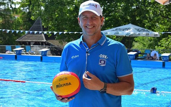  Cmlapkpnkn a ktszeres olimpiai bajnok Fodor Rajmund, aki manapsg mr jtkvezetknt s a fiatal vzilabdzk mentoraknt is ismert. Kp forrsa: Szerz   