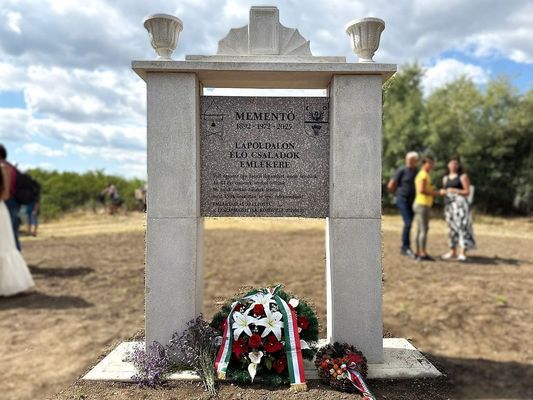 Az emlkm, a hely s az emlkezk. Kpek forrsa: Knya Istvn, Bks vrmegyei trsgi tancsnok Facebook-oldala   
