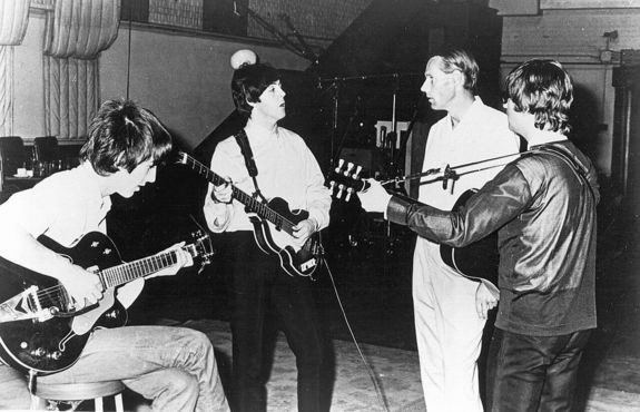A Beatles s George Martin a stdiban, 1966-ban. Kp: Capitol Records. Kp forrsa: Wikipdia