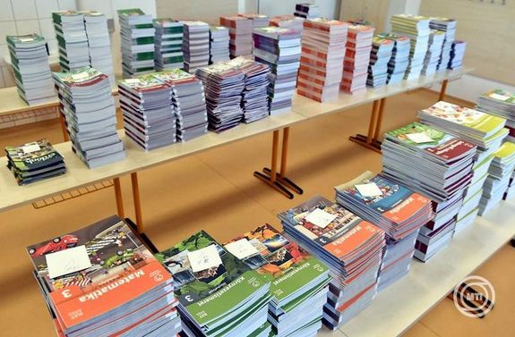 A kltsgvetsbl idn, 19 millird forintot fordtana arra, hogy minden tanknyv, minden taneszkz ingyenes legyen a magyar dikoknak. Kp: MTI / Sos Lajos