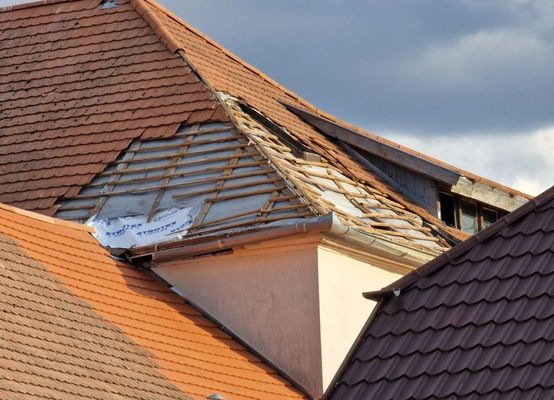 Fzesgyarmaton, a Kossuth Lajos ltalnos Iskola s Alapfok Mvszeti Iskola tetszerkezetben, vihar jelents krokat okozott. A feljts vrhatan, augusztus vgre elkszl. Kpek forrsa: Knya Istvn Bks vrmegyei trsgi tancsnok Facebook-oldala   