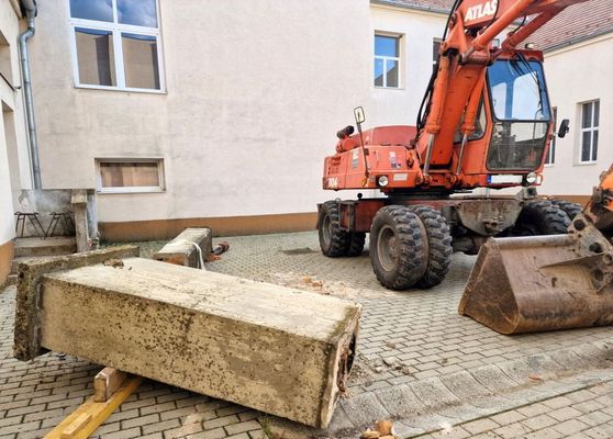 Fzesgyarmaton, a Kossuth Lajos ltalnos Iskola s Alapfok Mvszeti Iskola tetszerkezetben, vihar jelents krokat okozott. A feljts vrhatan, augusztus vgre elkszl. Kpek forrsa: Knya Istvn Bks vrmegyei trsgi tancsnok Facebook-oldala   