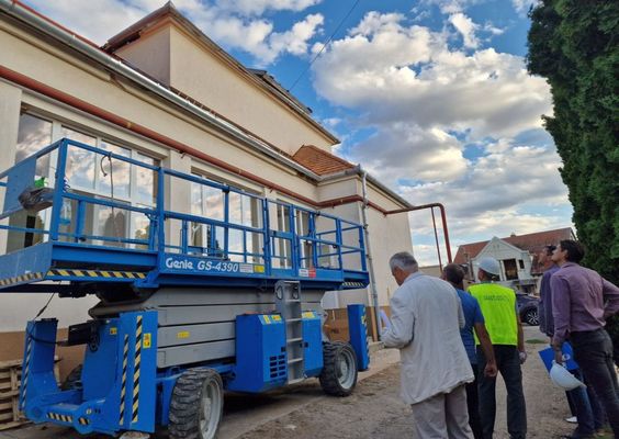 Fzesgyarmaton, a Kossuth Lajos ltalnos Iskola s Alapfok Mvszeti Iskola tetszerkezetben, vihar jelents krokat okozott. A feljts vrhatan, augusztus vgre elkszl. Kpek forrsa: Knya Istvn Bks vrmegyei trsgi tancsnok Facebook-oldala   