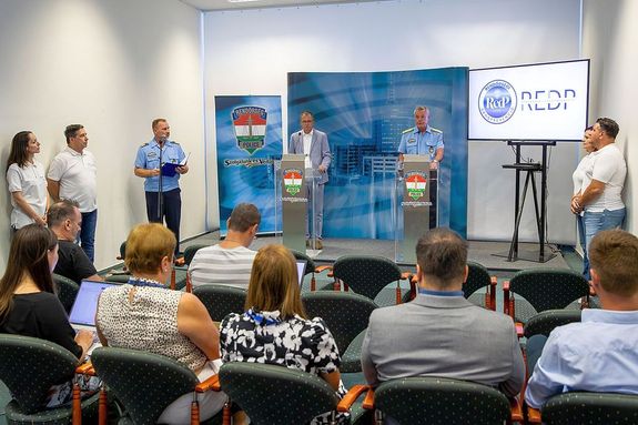 Budapesten, augusztus 28-n, a Rendrsgi Igazgatsi Kzpontban tartott sajttjkoztatt dr. Treki Sndor r. vezrrnagy, bngyi orszgos rendrfkapitny-helyettes s Horvth Lszl, a kbtszer-kereskedelem felszmolsrt felels kormnybiztos. Kp: Police.hu