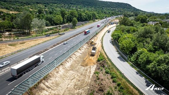 Az elkszts utn, szeptember elsejtl, megkezddtek az M1-es autplya bvtsi munki. Kp: Magyar Koncesszis Infrastruktra Fejleszt Zrt.