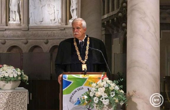 Dux Lszl rektor a tanvnyitn, az egyetem j oktatsi irnyait is elmondta. Kp: MTI / Olh Tams   