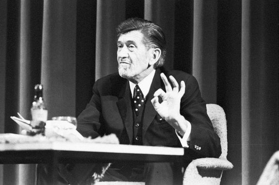 Simonyi Imre elad a gyulai Erkel Ferenc Mveldsi Kzpontban, 1980 krl, valsznleg a 60. szletsnapja alkalmbl rendezett esten. Kp: Martin Gbor. Kp forrsa: Wikipdia