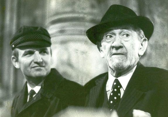 Simonyi Imre a Bks Megyei Npjsg – majd Bks Megyei Hrlap – fszerkesztjvel, dr. rpsi Zoltnnal, Budapesten, 1989-ben. Elszr a Bks Megyei Npjsg kzlte 1985-ben, a klt Kohn Gyrgy cm verst. Kp forrsa: Magngyjtemny