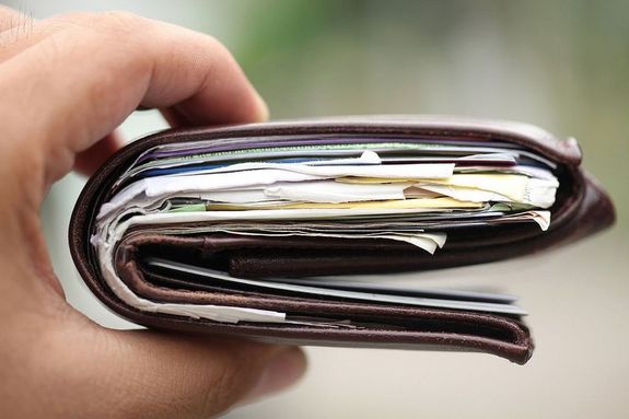 Az oroshzi rendrsgen, a trfigyel kamerk felvteleit elemezve megtudtk, hogy kiknl van az elvesztett pnztrca. gy mindennel egytt, visszakerlt a tulajdonoshoz. A kp illusztrci. Kp forrsa: www.leatherwallets.org
