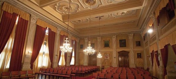 A gyulai vroshzn, szeptember 20-n, szombaton, 16, s msnap, vasrnap, 15 rakor kezddik az egy rra tervezett vezets. A dszterembe s a vrmegyehza brtnbe ltogathatnak az rdekldk. Kp forrsa: Erkel Ferenc Nkft.