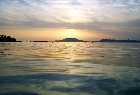 A Balaton-felvidk hegyei tkrzdnek a Balatonban, naplementben. Kp: Pilgab. Kp forrsa: Wikipdia