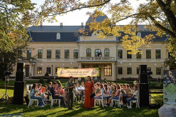 A Muzsikl az erd korbbi rendezvnyn, a Gyulai Almsy-kastly Ltogatkzpont parkjban. Kp: Gyulai Almsy-kastly Ltogatkzpont Facebook-oldala