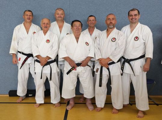 A magyar csapat, kzpen Sensei Sfr Lszl X. DAN karate nagymester, az A. J. K. A. vezetje. Kp forrsa: Szerz