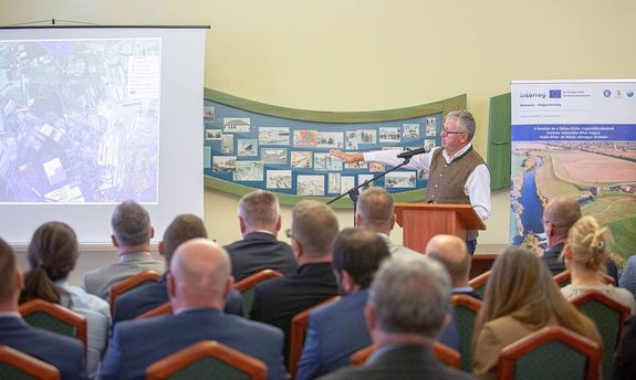 Psztor Sndor, a nagyvradi Krsk Vzgyi Igazgatsg igazgatja mutatja be a fejlesztsi rszket a KVIZIG szkhzban, pnteken. Kp forrsa: KVIZIG
