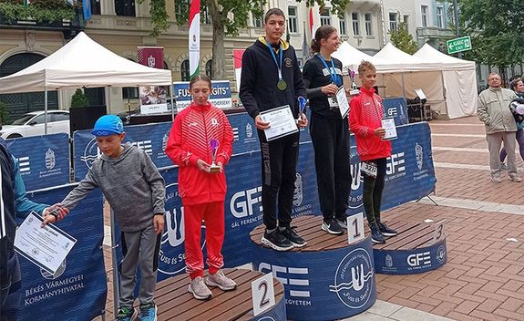 Cmkpnkn Restye Zsombor a dobog tetejn, miutn korosztlyban megnyerte a 3000 mteres tvot a Fuss s segts! jtkonysgi futversenyen
