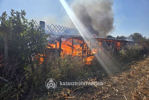 Kigyulladt a tanyaplet tetszerkezete s mellkplete szerdn, Nagybnhegyesen. Kpek forrsa: Bks Vrmegyei Katasztrfavdelmi Igazgatsg   