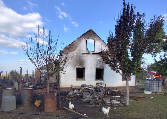 Kigyulladt a tanyaplet tetszerkezete s mellkplete szerdn, dlutn, Nagybnhegyesen. Kpek forrsa: Bks Vrmegyei Katasztrfavdelmi Igazgatsg