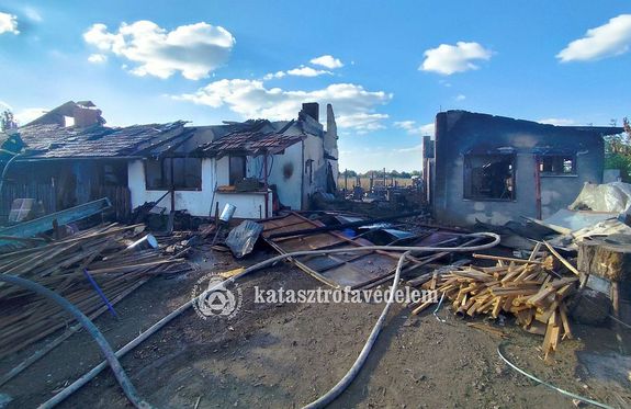 Kigyulladt a tanyaplet tetszerkezete s mellkplete szerdn, Nagybnhegyesen. Kpek forrsa: Bks Vrmegyei Katasztrfavdelmi Igazgatsg   