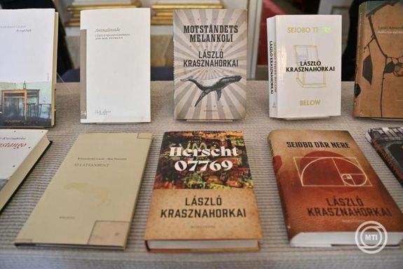 Krasznahorkai Lszl Kossuth- s Jzsef Attila-djas r mvei Stockholmban, 2025. oktber 9-n, miutn a Svd Akadmia ekkor tlte neki oda az irodalmi Nobel-djat. Kp: MTI / EPA / TT Hrgynksg / Henrik Montgomery