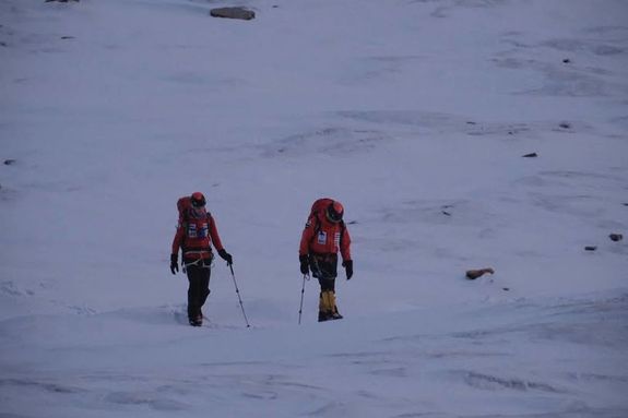 Klein Dvid s Nagy Mrton oxignpalack, magashegyi teherhordk nlkl akarta elrni a Himaljban fekv Dhaulagiri 8167 mteres cscst, a rossz idjrs miatt minden esly elszott. Kp forrsa: Facebook