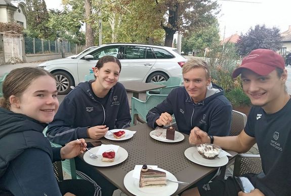 Vass Gyula edz� tan�tv�nyai a meg�rdemelt s�tem�nyes t�ny�r m�g�tt