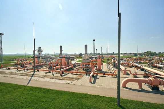 Az MVM csaknem 30 ezer kilomternyi fldgz- s csaknem 60 ezer kilomternyi villamosenergia-hlzaton keresztl, rendszeresen karbantartott, j llapot s eurpai szinten is kiemelked minsg infrastruktrval biztostja a a folyamatos s biztonsgos energiaelltst. A kp illusztrci. Kp: Wikipdia