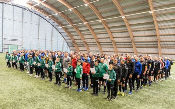 A Grosics Labdarg Akadmin, Gyuln. A Bks Vrmegyei Rendr-fkapitnysg szervezsben, a Belgyminisztrium Orszgos Kisplys Labdarg Bajnoksgn, tizenhat csapat mrkztt. Kpek: Bks Vrmegyei Rendr-fkapitnysg   