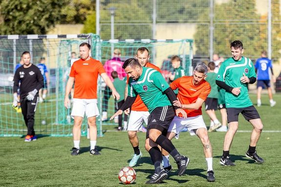 A Grosics Labdarg Akadmin, Gyuln. A Bks Vrmegyei Rendr-fkapitnysg szervezsben, a Belgyminisztrium Orszgos Kisplys Labdarg Bajnoksgn, tizenhat csapat mrkztt. Kpek: Bks Vrmegyei Rendr-fkapitnysg   