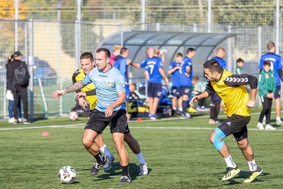 A Grosics Labdarg Akadmin, Gyuln. A Bks Vrmegyei Rendr-fkapitnysg szervezsben, a Belgyminisztrium Orszgos Kisplys Labdarg Bajnoksgn, tizenhat csapat mrkztt. Kpek: Bks Vrmegyei Rendr-fkapitnysg   