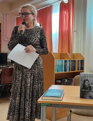 Pap �va: az �r�nak h�rom �lete van, a nyilv�nos, a priv�t �s egy, amit a lelke m�ly�n titokban �riz. K�p: Szerz�