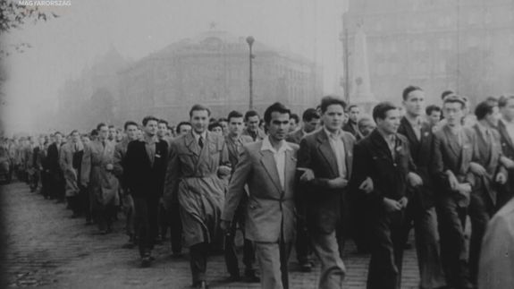 Tntets Budapesten, 1956. oktber 23-n. Kp forrsa: Nemzeti Filmintzet   