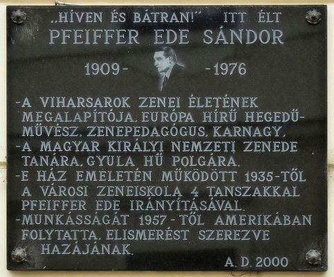 Pfeiffer Ede Sndor emlktblja Gyuln, a Megyehz utca sarkn, az egykori zeneiskola pletn. A tbla az amerikai magyarok adomnybl kszlt, 200-ben, 2001-ben, Gyuln avattk. Kp forrsa: Wikipdia