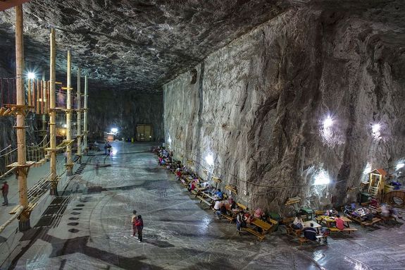 A parajdi sbnya hatkony klmja kikapcsolds, de nhny betegsgre jtkony hatssal van. Az egszsges embereknek segt ellazulni, szpp tenni a brket, relaxlni, feldlni. A fld alatt, az 50-es szinten mkdik, amely 120 m mlyen helyezkedik el a felszn alatt – rja a mr mltrl a varlak.ro